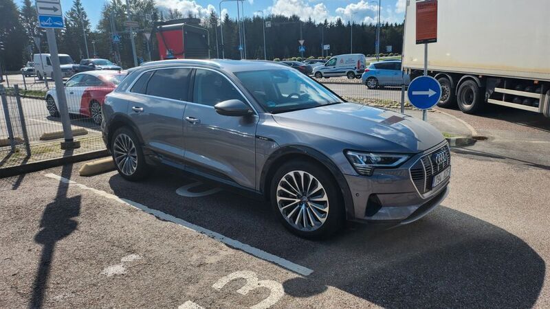 Grau Gebraucht 2019 Audi e-tron Comfort SUV | 32.000 € (Fairer Preis) - Bild 1/4