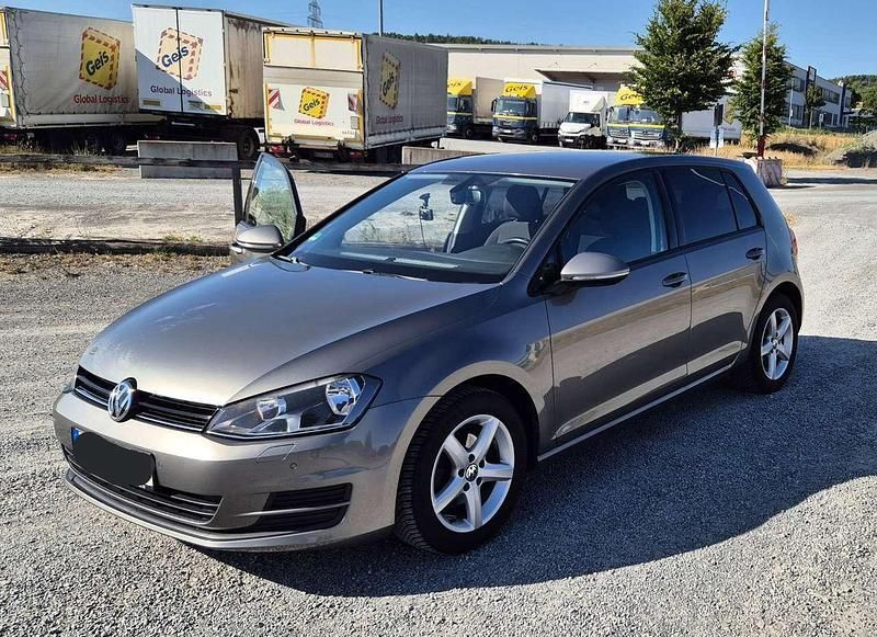 Grau Gebraucht 2015 VW Golf VII Trendline Kleinwagen | 8.799 € (Superpreis) - Bild 1/4