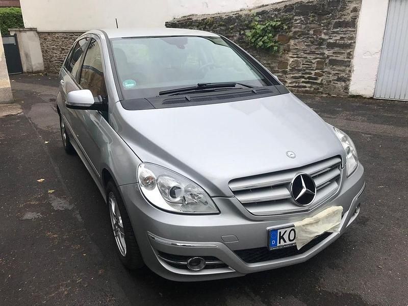 Silber Gebraucht 2008 Mercedes B200 Van / Kleinbus | 4.100 € (Fairer Preis) - Bild 1/4