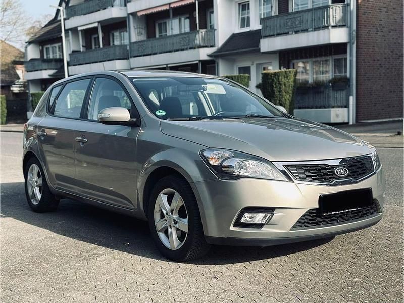 Gebraucht Kia Ceed 125 PS (91 kW) 2010 Grau Kleinwagen