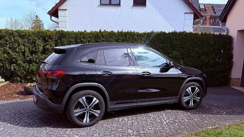 Gebraucht Mercedes EQA300 167 kW (228 PS) 2022 Schwarz SUV