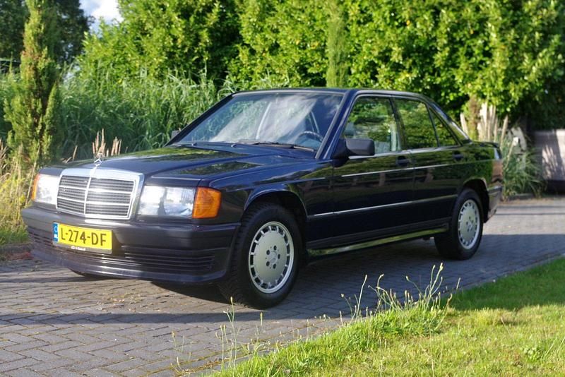 Blau Gebraucht 1988 Mercedes 190 Limousine | 7.950 € - Bild 1/4