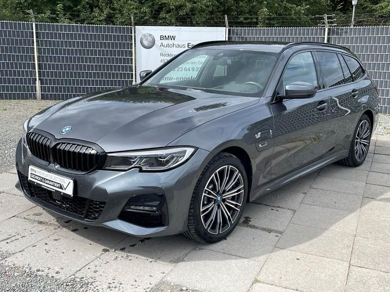 Grau Gebraucht 2022 BMW 330e M Sport Kombi | 33.900 € (Guter Preis) - Bild 1/3