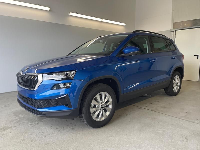 [8x8x] race blue metallic Neu 2025 Skoda Karoq Selection SUV | 32.990 € (Guter Preis) - Bild 1/4