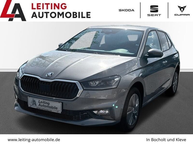 Grau Gebraucht 2024 Skoda Fabia Drive Limousine | 20.445 € (Fairer Preis) - Bild 1/4