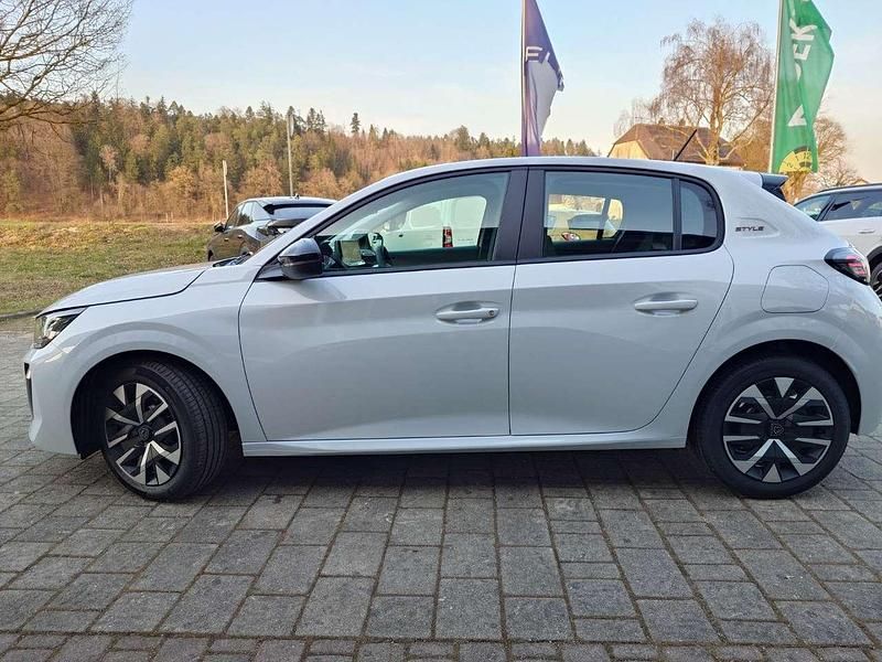 Neu Peugeot 208 Style 101 PS (74 kW) 2025 Okenitweiss Kleinwagen