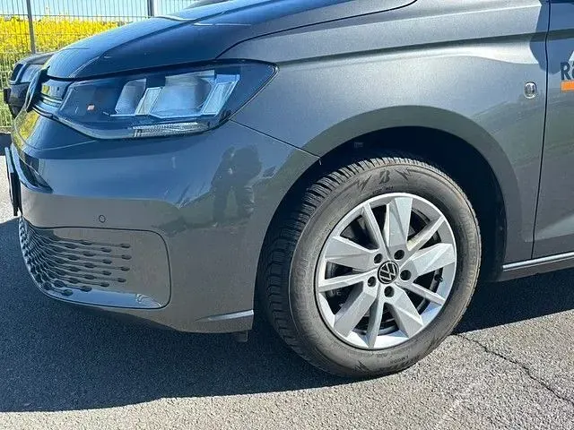 Używany VW Caddy Life 122 KM (89 kW) 2023 Szary Minivan