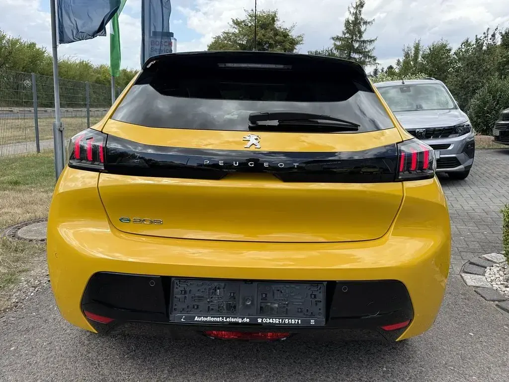 Gebraucht Peugeot e-208 Allure 100 kW (136 PS) 2022 Gelb faro Kleinwagen