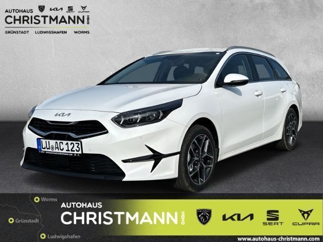Deluxe white Gebraucht 2024 Kia Ceed Sportswagon Spirit Kombi | 27.790 € (Fairer Preis) - Bild 1/4