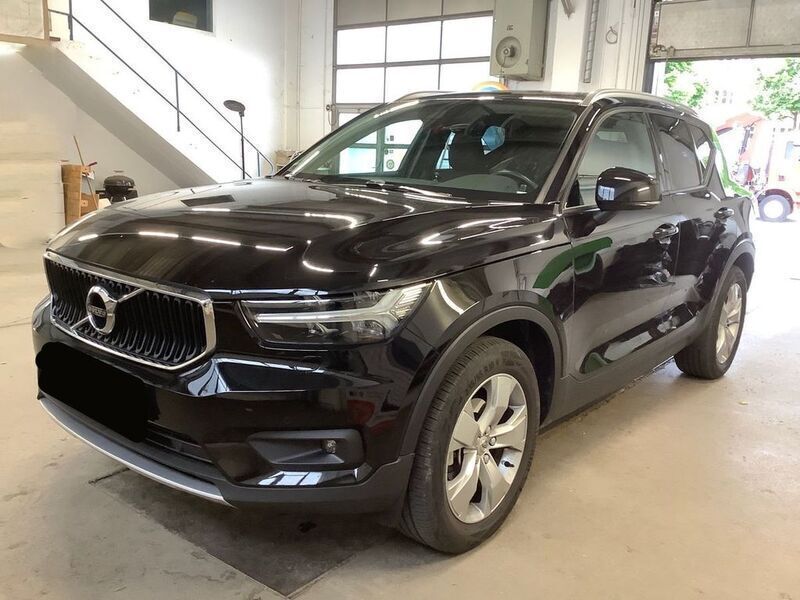 Onyx black / metallic Gebraucht 2020 Volvo XC40 Momentum SUV | 26.890 € (Fairer Preis) - Bild 1/4