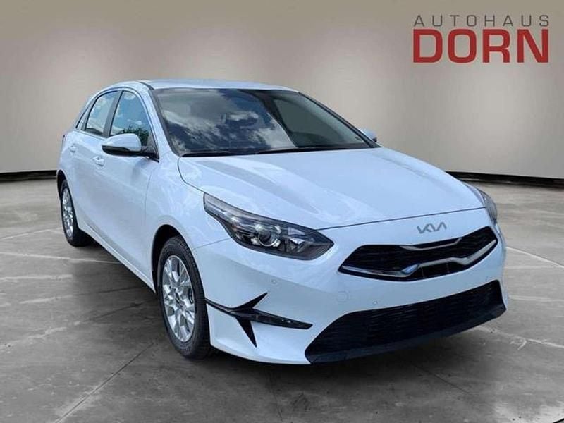 Neu Kia Ceed 101 PS (74 kW) 2025 Weiß Kleinwagen