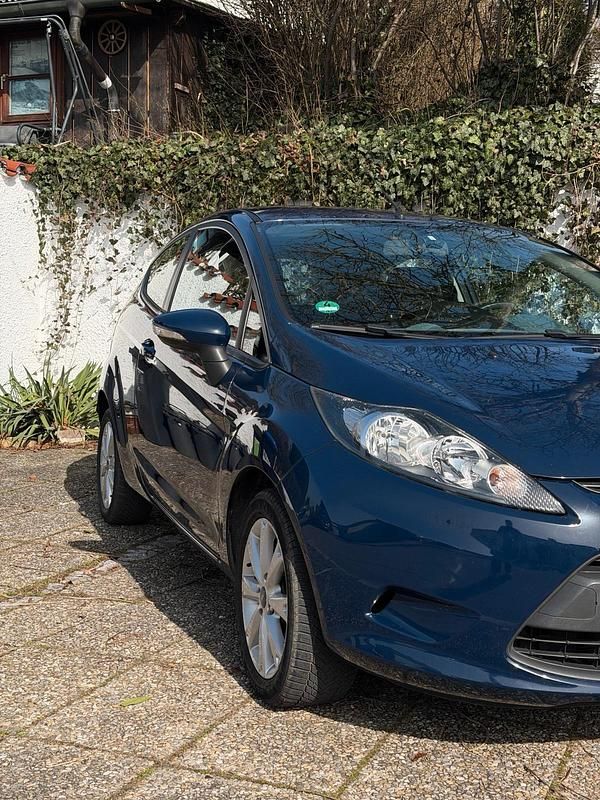 Gebraucht Ford Fiesta 60 PS (44 kW) 2010 Blau Kleinwagen