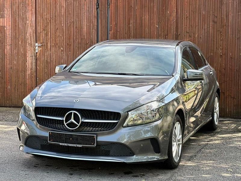 Grau Gebraucht 2017 Mercedes A180 Limousine | 16.990 € (Fairer Preis) - Bild 1/4