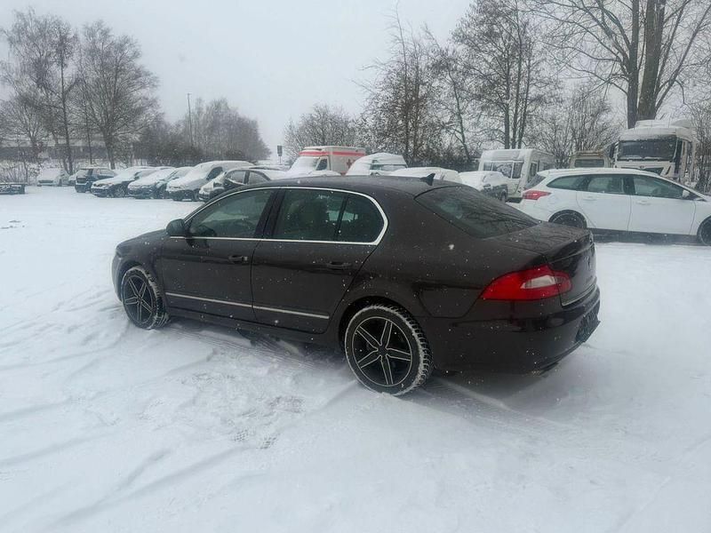 Gebraucht Skoda Superb Elegance 140 PS (102 kW) 2011 Braun Limousine