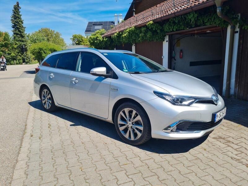 Silber Gebraucht 2015 Toyota Auris Touring Sports Kombi | 16.790 € - Bild 1/4