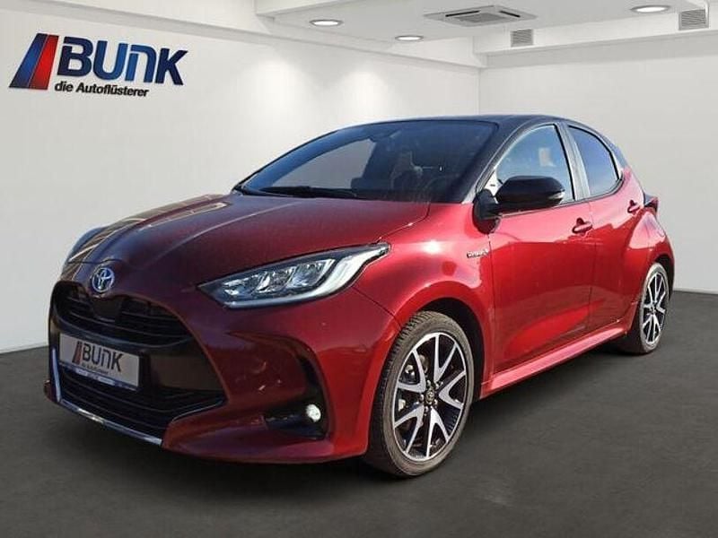 Rot Gebraucht 2021 Toyota Yaris Hybrid Style Limousine | 19.980 € (Fairer Preis) - Bild 1/4
