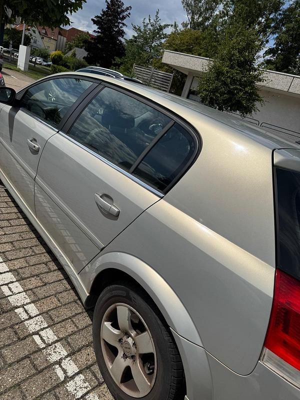 Grau Gebraucht 2005 Opel Signum Kombi | 950 € (Fairer Preis) - Bild 1/4