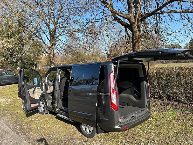 Gebraucht Ford Tourneo 130 PS (95 kW) 2017 Grau Van / Kleinbus