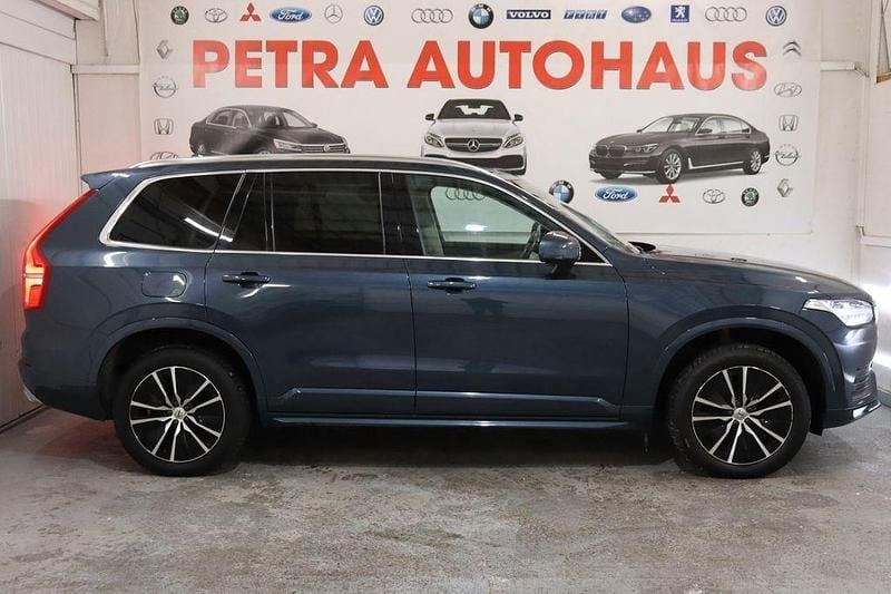 Blau Gebraucht 2020 Volvo XC90 Momentum SUV | 29.999 € (Superpreis) - Bild 1/4