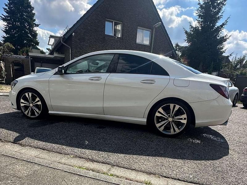 Weiß Gebraucht 2015 Mercedes CLA250 StreetStyle Limousine | 17.000 € (Guter Preis) - Bild 1/4
