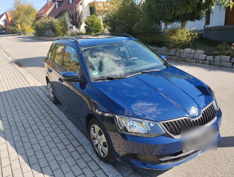 Blau Gebraucht 2016 Skoda Fabia Kleinwagen | 7.650 € - Bild 1/4