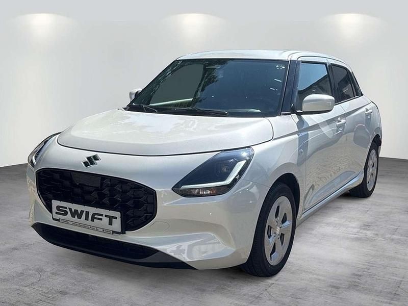 Pure white pearl metallic Neu 2025 Suzuki Swift Comfort Kleinwagen | 18.985 € - Bild 1/4