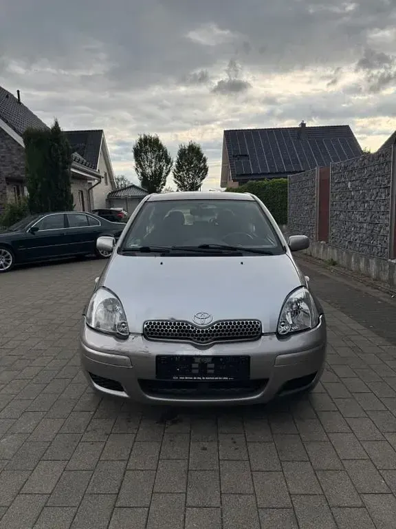 Gebraucht Toyota Yaris 65 PS (47 kW) 2005 Silber Limousine