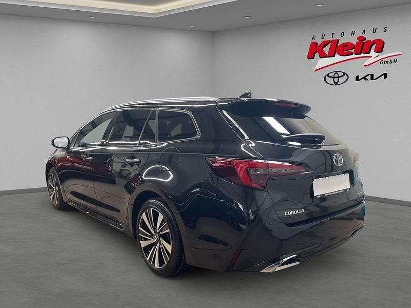 Neu Toyota Corolla 141 PS (103 kW) 2025 Schwarz Kombi