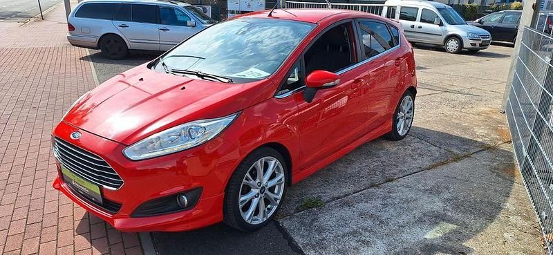 Rot Gebraucht 2013 Ford Fiesta Titanium Kleinwagen | 4.999 € (Fairer Preis) - Bild 1/4
