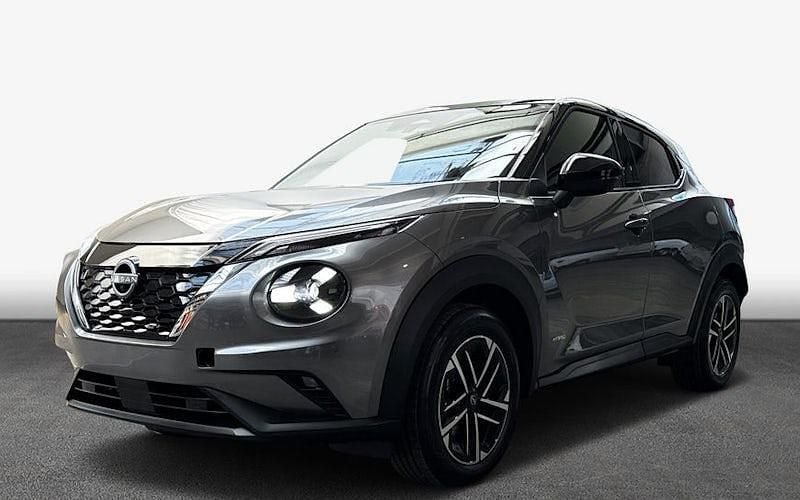 Karosseriefarbe: dark grey (m), kontrastfarbe black Neu 2025 Nissan Juke N-Connecta SUV | 27.450 € (Guter Preis) - Bild 1/4