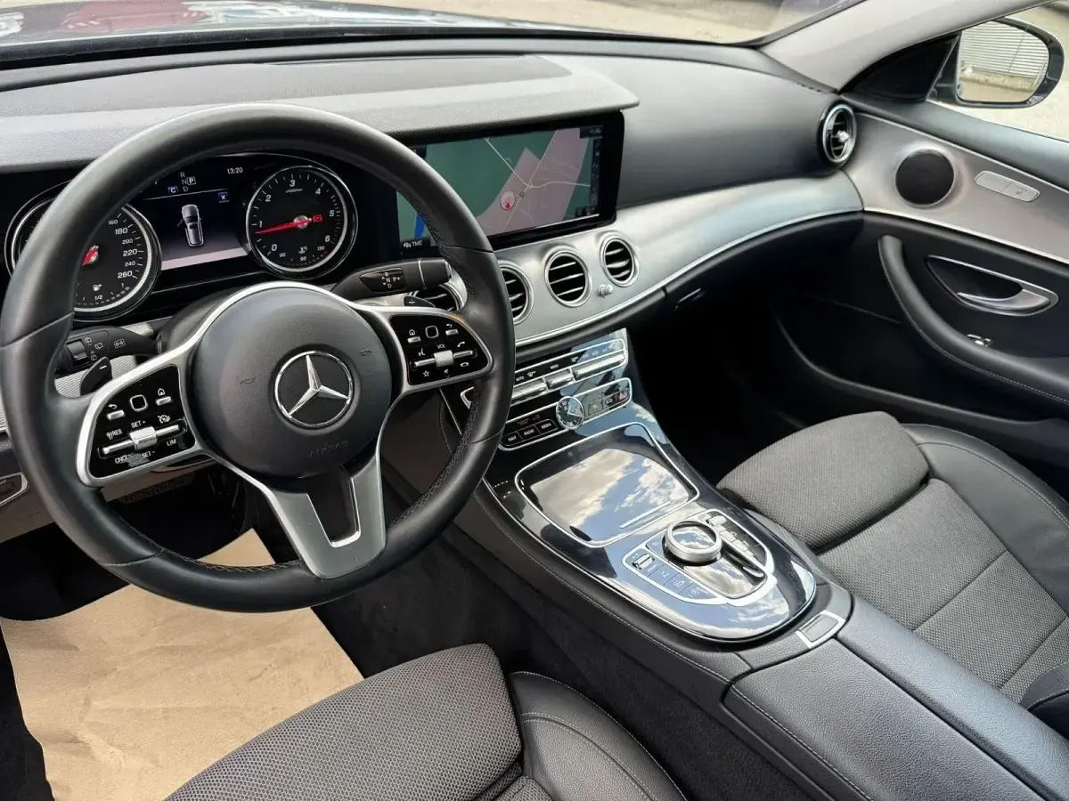 Usado Mercedes E200 Avantgarde 160 CV (117 kW) 2019 Gris Familiar