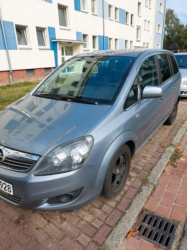 Grau Gebraucht 2011 Opel Zafira Van / Kleinbus | 2.950 € (Etwas zu teuer) - Bild 1/4