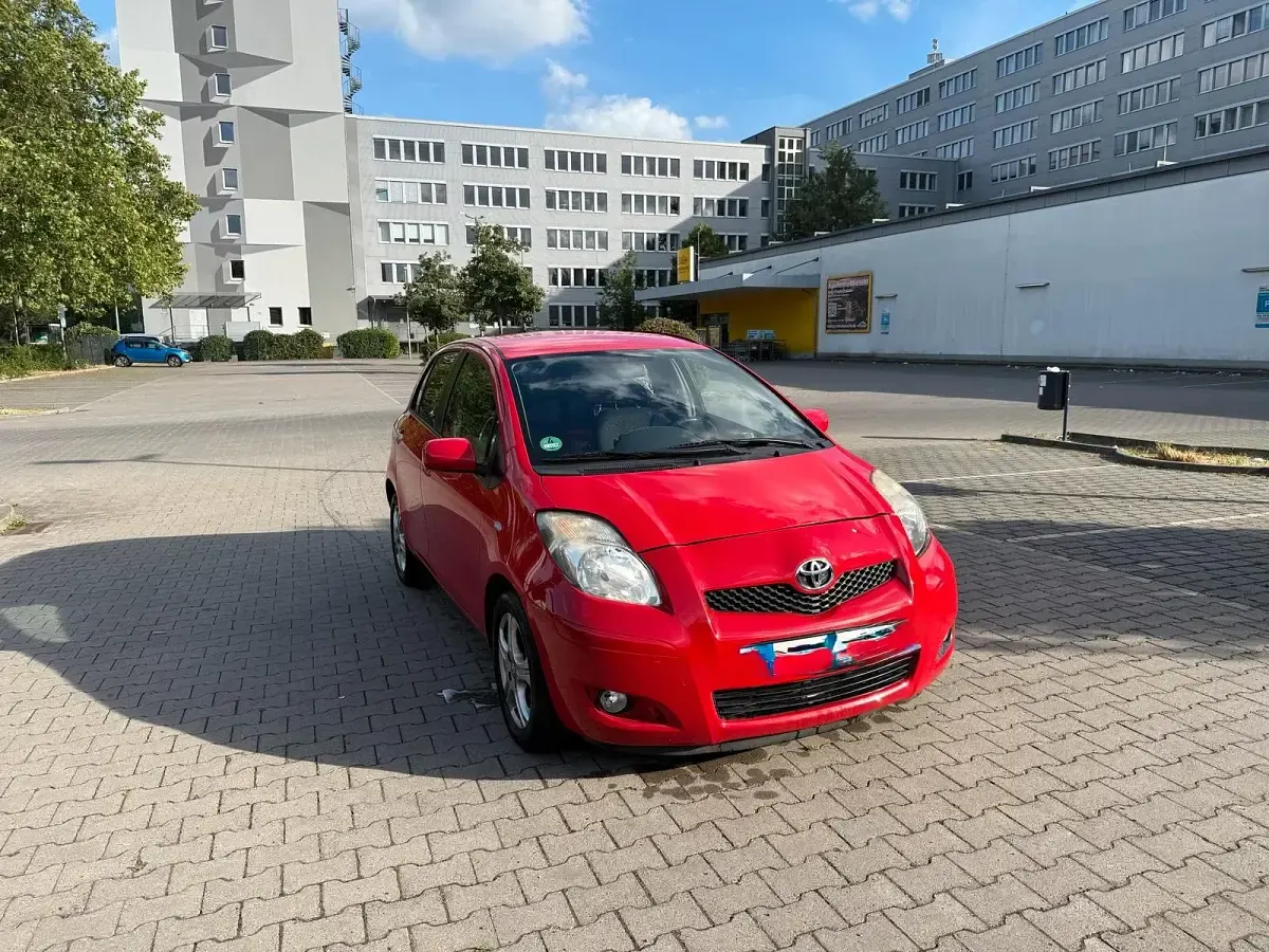 Gebraucht Toyota Yaris Life 101 PS (74 kW) 2011 Rot Kleinwagen
