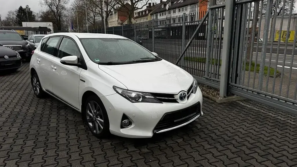 Gebraucht Toyota Auris Hybrid Edition 99 PS (72 kW) 2013 Weiß Limousine