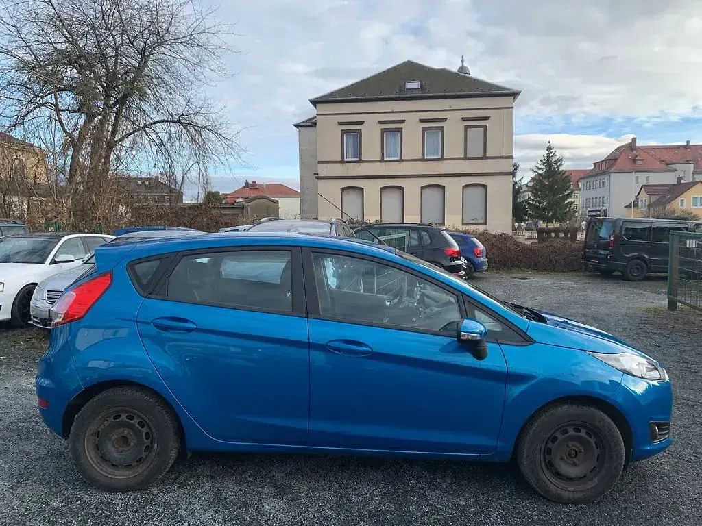 Gebraucht Ford Fiesta 101 PS (74 kW) 2013 Blau Limousine