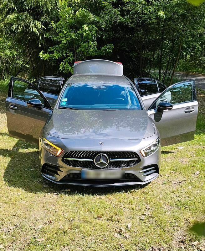 Grau Gebraucht 2019 Mercedes A200 AMG line Limousine | 25.000 € (Fairer Preis) - Bild 1/4