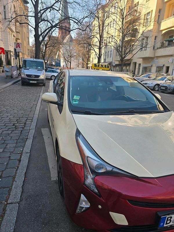 Gebraucht Toyota Prius 122 PS (89 kW) 2017 Rot Limousine