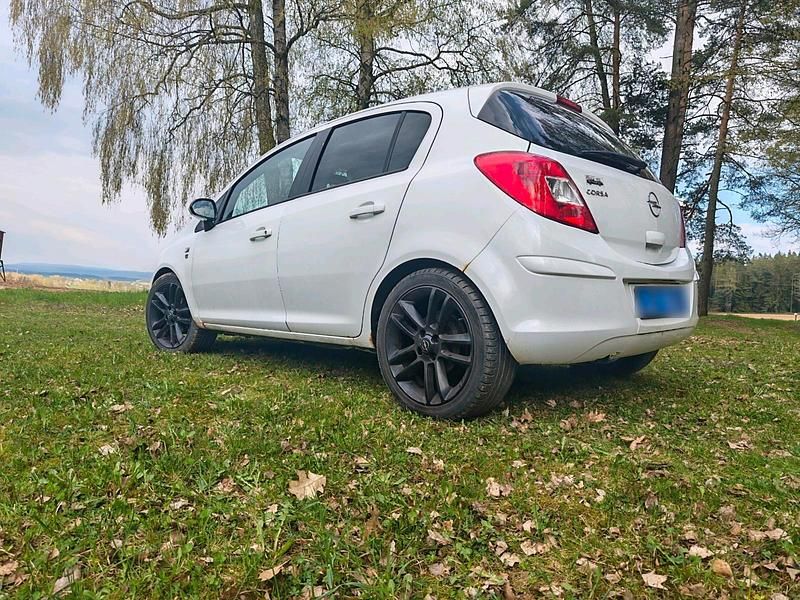 Używany Opel Corsa Edition 90 KM (66 kW) 2010 Biały Hatchback