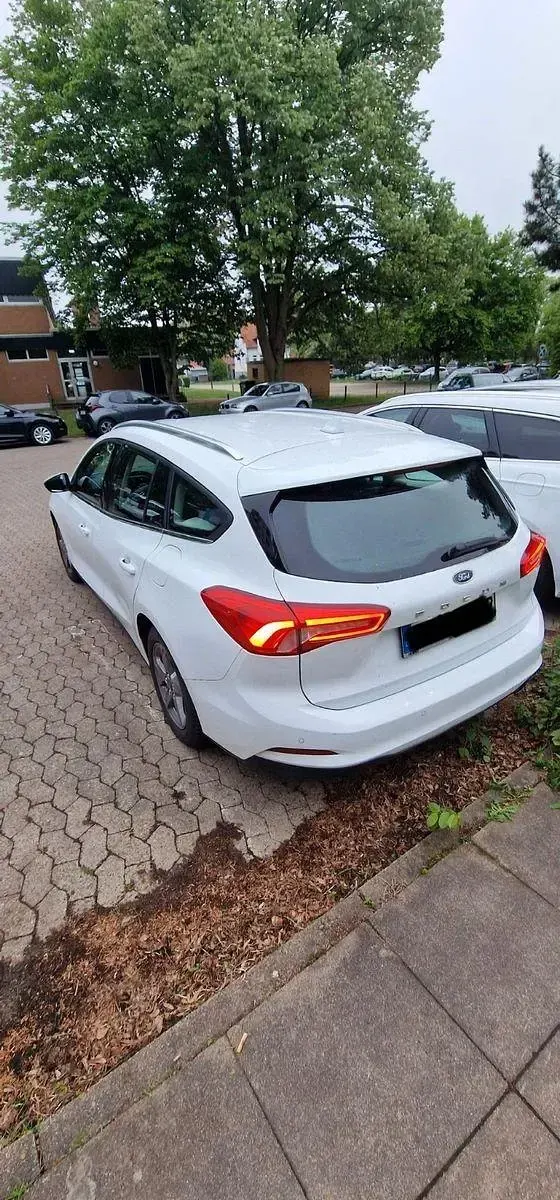 Używany Ford Focus Cool & Connect 120 KM (88 kW) 2019 Biały Sedan/Limuzyna