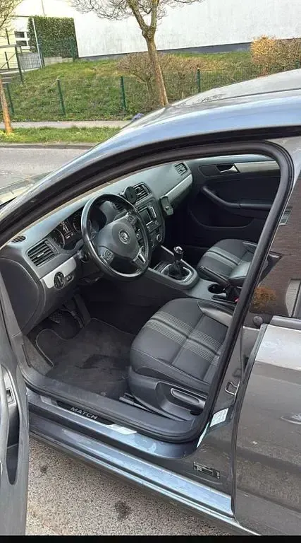 Gebraucht VW Jetta Match 105 PS (77 kW) 2013 Grau Limousine