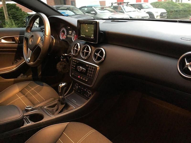 Silber Gebraucht 2015 Mercedes A200 Urban Limousine | 15.900 € (Fairer Preis) - Bild 1/4