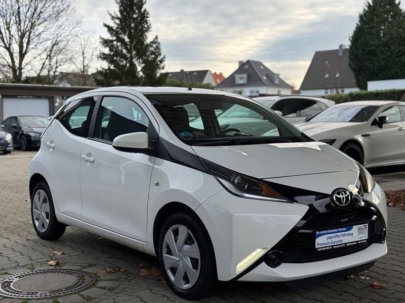 Gebraucht Toyota Aygo 69 PS (50 kW) 2016 Weiß Kleinwagen