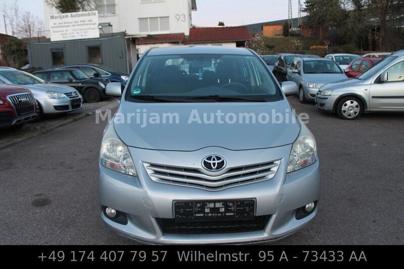 Silber Gebraucht 2010 Toyota Verso Life Van / Kleinbus | 5.799 € (Fairer Preis) - Bild 1/4