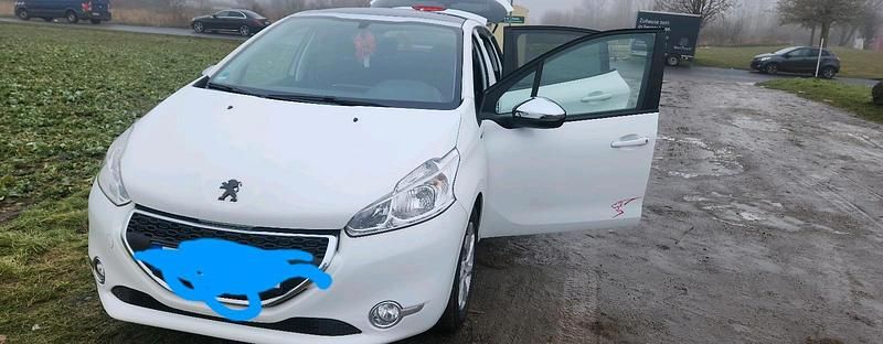 Weiß Gebraucht 2015 Peugeot 208 Kleinwagen | 4.300 € (Superpreis) - Bild 1/4