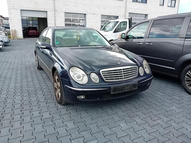 Blau Gebraucht 2005 Mercedes E220 Limousine | 2.150 € (Superpreis) - Bild 1/4