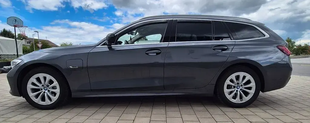 Gebraucht BMW 330e Advantage 292 PS (214 kW) 2021 Grau Kombi