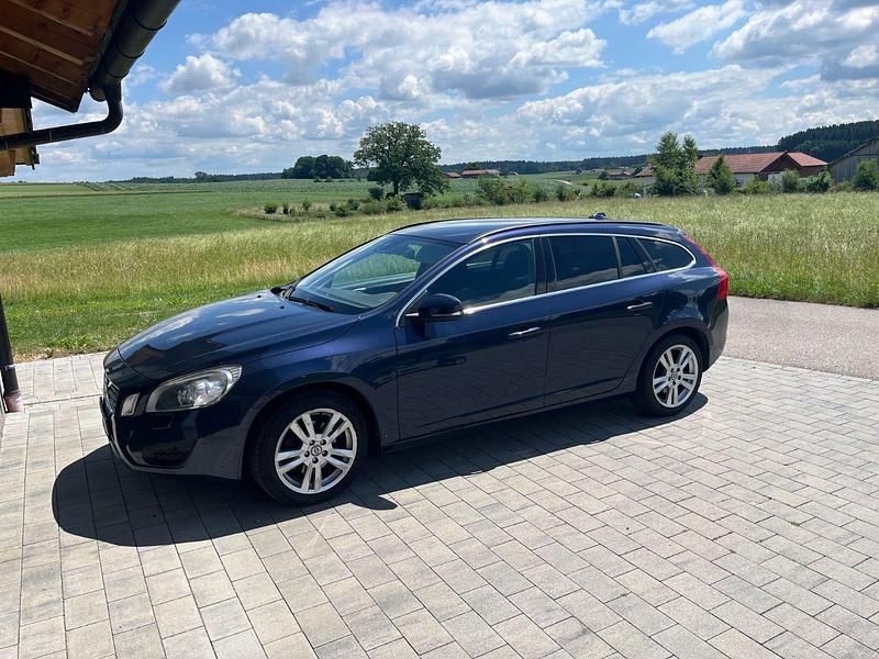 Gebraucht Volvo V60 163 PS (119 kW) 2014 Blau Kombi