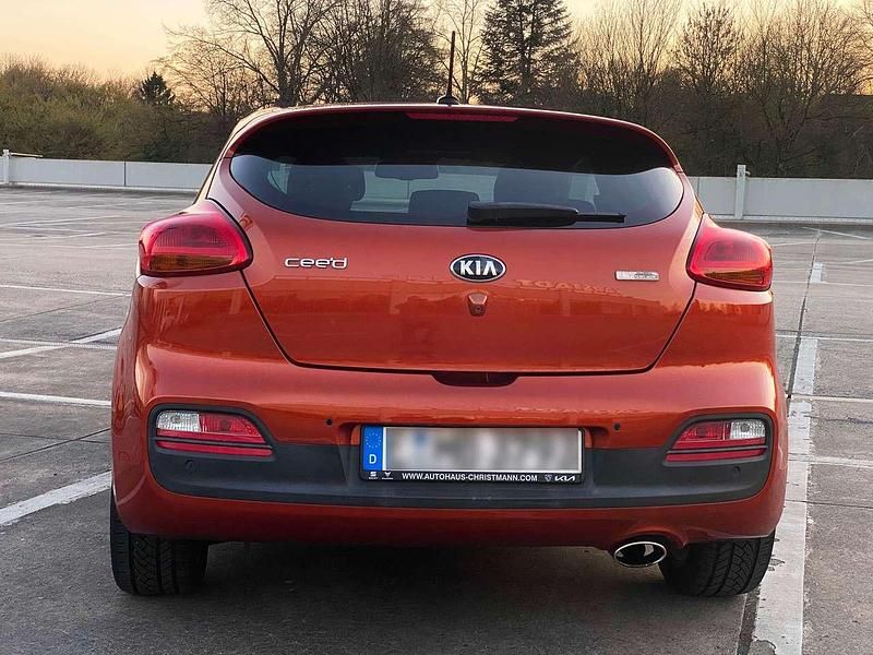 Gebraucht Kia Ceed 135 PS (99 kW) 2014 Orange Kleinwagen