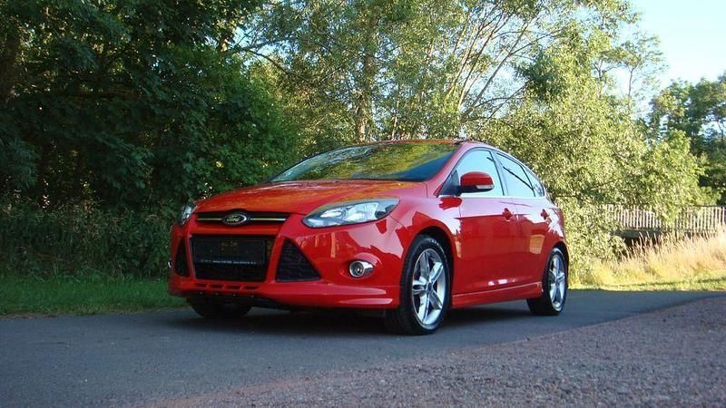 Rot Gebraucht 2013 Ford Focus Sport Limousine | 6.390 € (Guter Preis) - Bild 1/4
