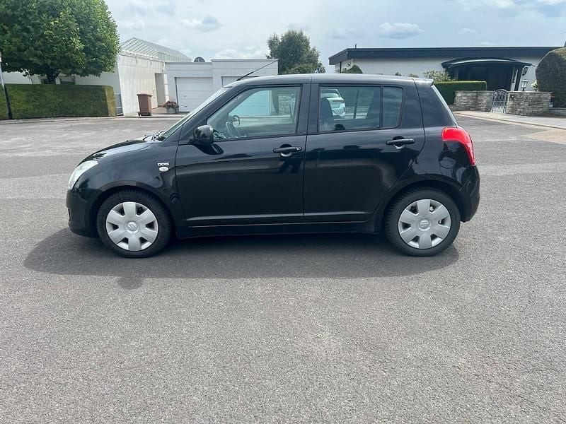 Schwarz Gebraucht 2009 Suzuki Swift Limousine | 1.550 € (Fairer Preis) - Bild 1/4
